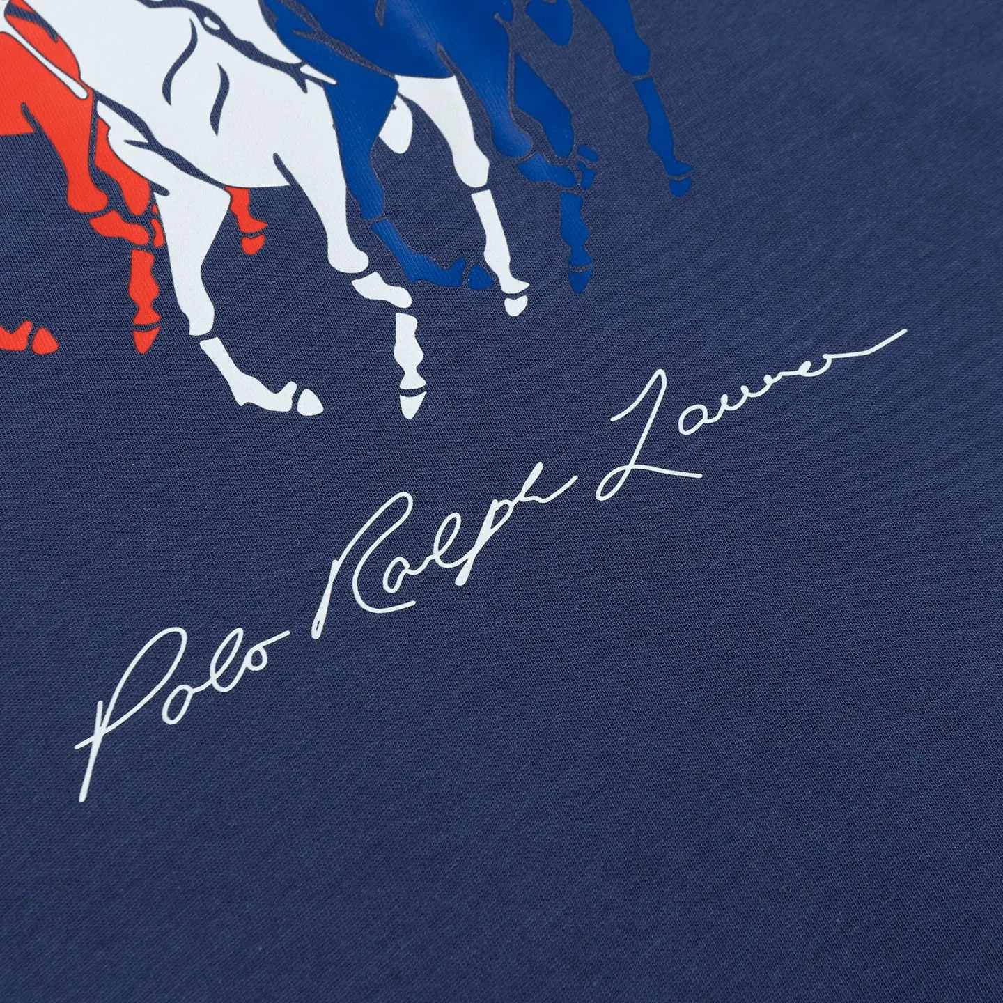 P130 Style number: 657 Ralph Lauren/Ralph Lauren 2025 new summer pure cotton 240g silicone Polo embossed round neck T-shirt. The main LOGO on the neck has a QR code mark, which can be scanned for verification. It uses 3D silicone three-dimensional English letter logo embossing to distinguish low-quality products on the market. 32 counts, 240g hydrophilic toner, 100% cotton fabric, comfortable and soft, highly breathable, focusing on high-end cost-effectiveness, needless to say good quality. Available in a variety of colors, both boys and girls can try this genderless style, giving them a yuppie tone in no time. Immerse yourself in your leisurely style, and have your own style in retro. Natural, vivid and very French romantic feelings, perfectly integrating youthful atmosphere and trend. Color: white, navy blue, light green Size: S-xL S Shoulder width 44 Bust 104 Sleeve length 23 Clothing length 72 M Shoulder width 45 Bust 108 Sleeve length 24 Clothing length 74 L Shoulder width 46 Bust 112 Sleeve length 25 Clothing length 76 xL Shoulder width 47 Bust 116 Sleeve length 26 Clothing length 78